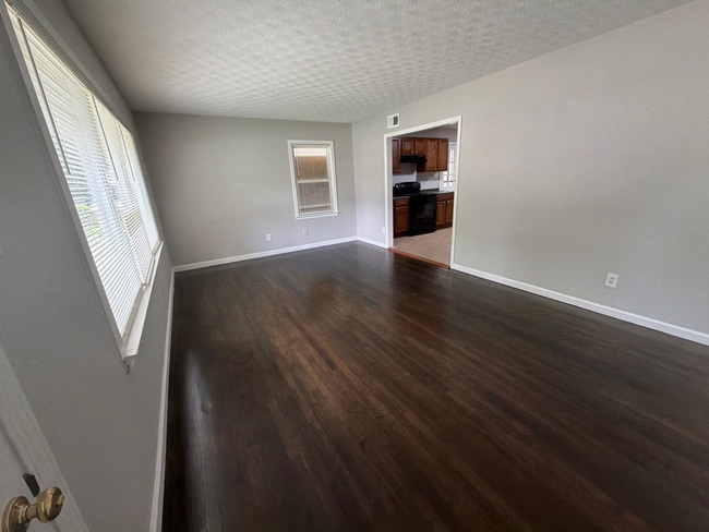 Photo - 3587 Hallbrook St