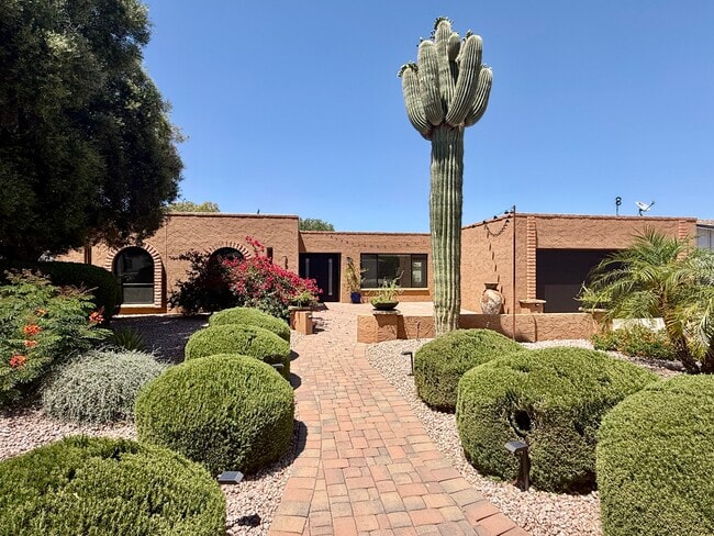 4 Bed, 2 Bath Home in the 32nd/Shea Corridor. Close to hiking, freeways, shopping and restaurants! - 2816 E Laurel Ln House