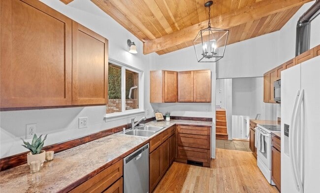 Photo - 616 117th St S