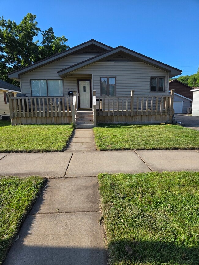 Building Photo - 1215 W Mark St Rental