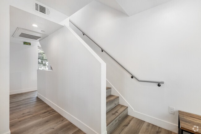 5 habitaciones, 5 baños - 1876 pies cuadrados - Escalera - 3001 Van Buren Pl