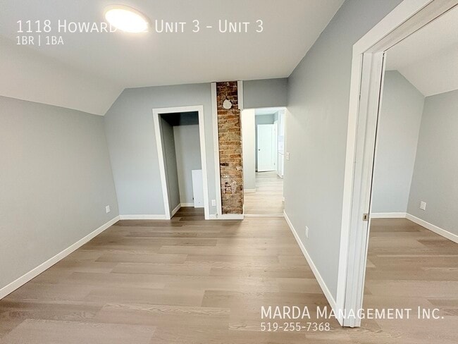 NEWLY RENOVATED 1BED/1BATH UPPER UNIT- ON HOWARD + HYDRO! - NEWLY RENOVATED 1BED/1BATH UPPER UNIT- ON HOWARD + HYDRO! Unit 3