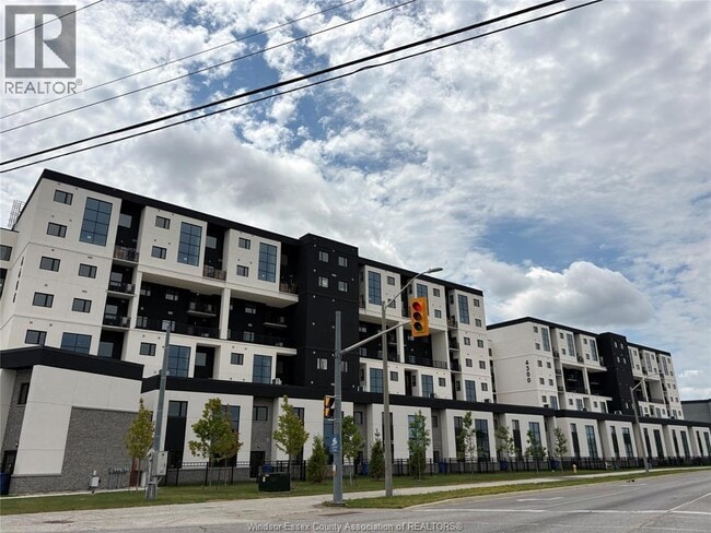 Photo - 4300 Laurier Pkwy