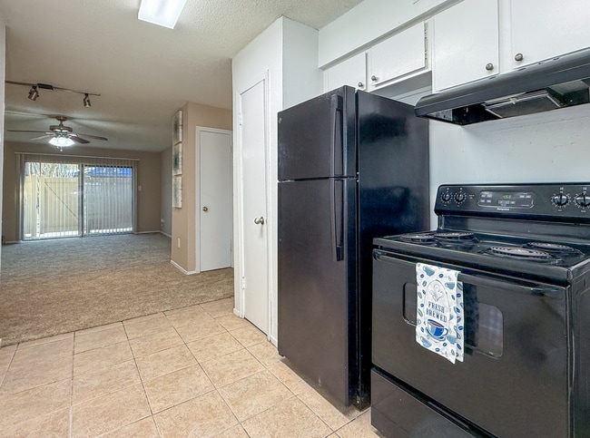 hca ext-15.jpeg - Hampton Court Apartments