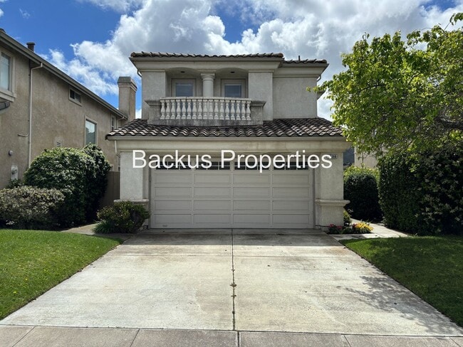 Building Photo - Great two-level home in Las Palmas II with scenic views