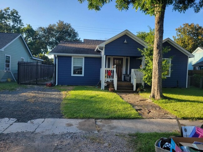 Building Photo - 7511 Ilex St