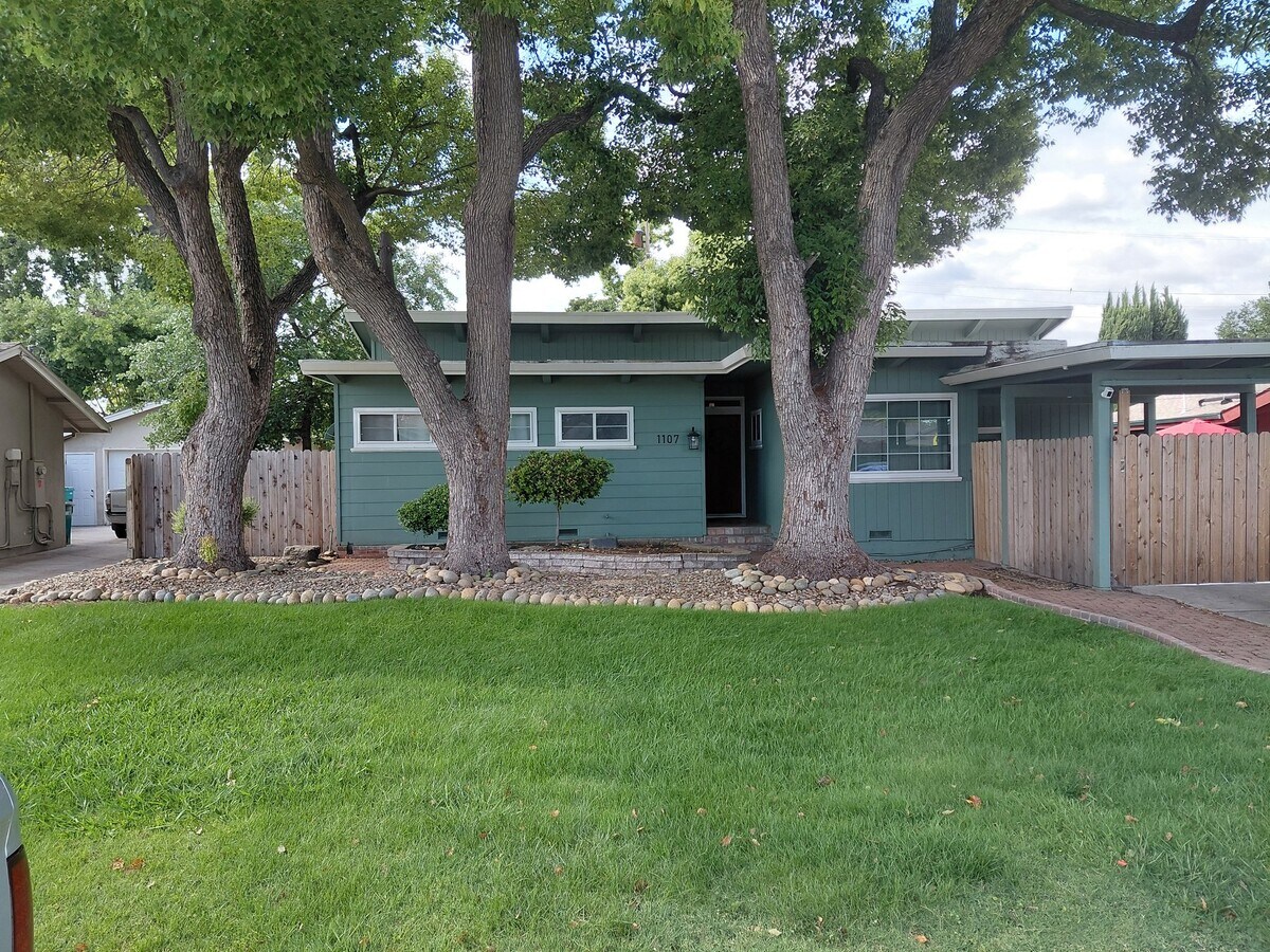Photo - 1107 Seward Way