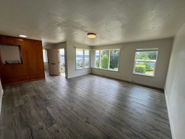 Photo - Bremerton Duplex Unidad 2 / Upstairs