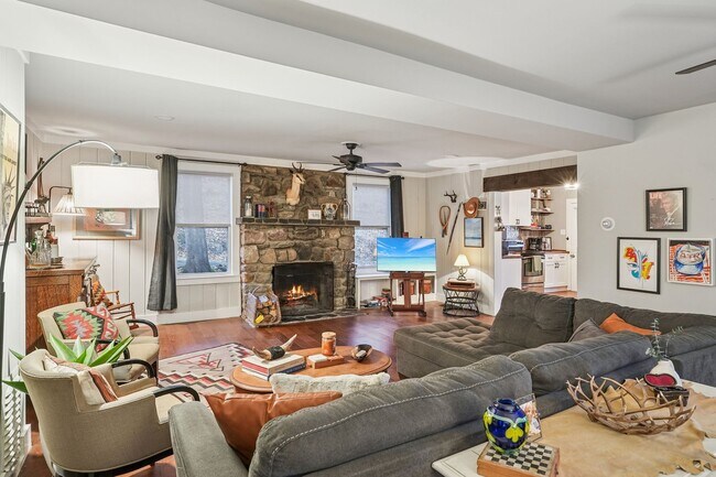 Photo - 916 East End Rd