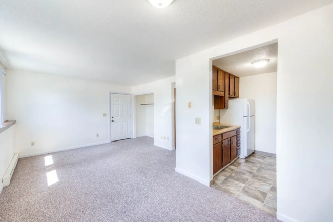 Building Photo - 20 NE Schmitz St Unit 8 Rental