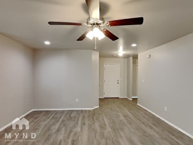 Photo - 2923 Russell Rd