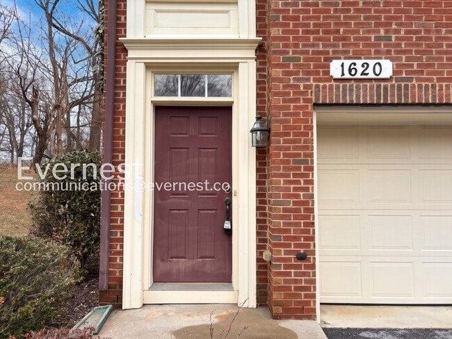 Building Photo - Spacious Living with Fireplace, Deck & Garage / 3 Bed & 4 Bath / Available Now!