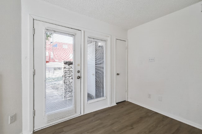 Photo - 9835 Walnut St Apartamento Unidad R106