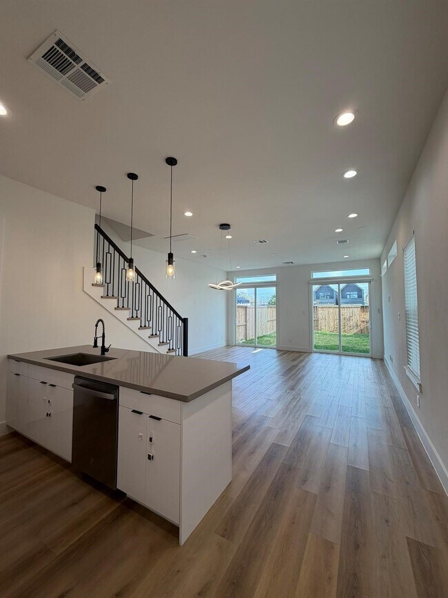 Photo - 6733 Peerless St