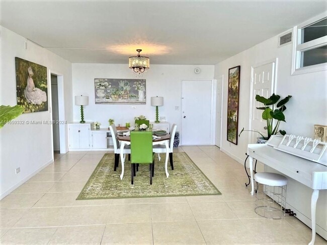 Photo - 5005 Collins Ave