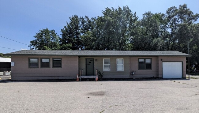 Building Photo - 4505 E Apple Ave