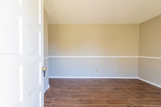Photo - 6560 Greenbriar Dr