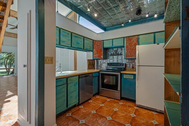 Photo - 302 Venture Blvd S