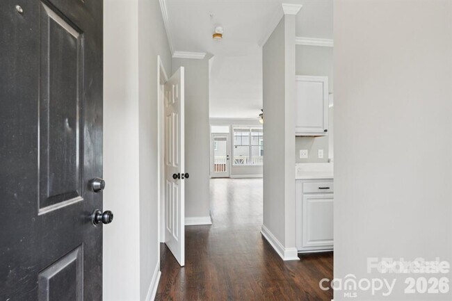 Photo - 827 W 4th St