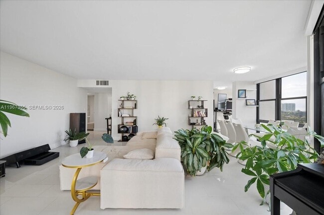 Building Photo - 1915 Brickell Ave Unit 801