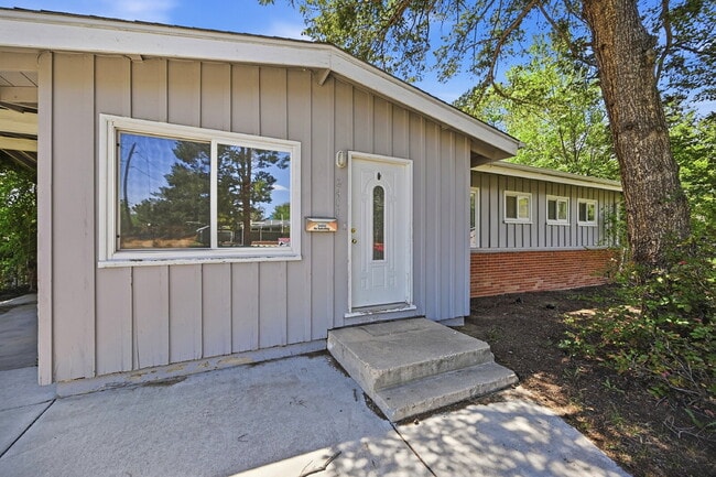 Building Photo - $2,640.95- 4 Bed, 2 Bath Home in Denver with Patio Space and In Unit Laundry!