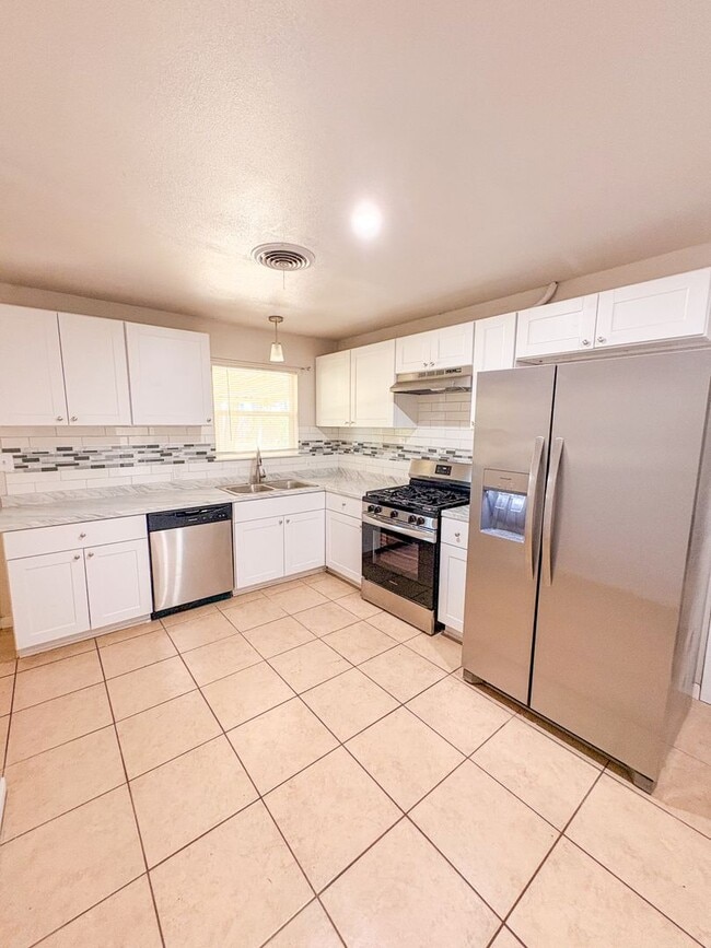 Photo - 804 Alexander St