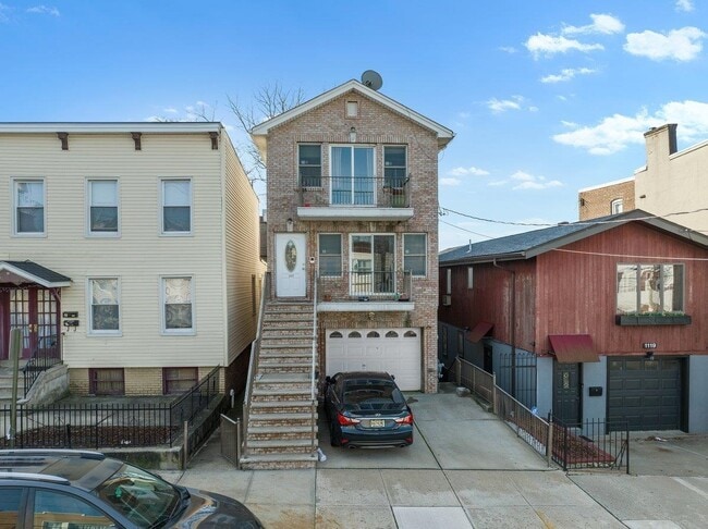 Building Photo - 1117 8th St Unit 1