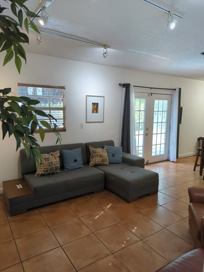 sala de estar - 1905 SW 10th St