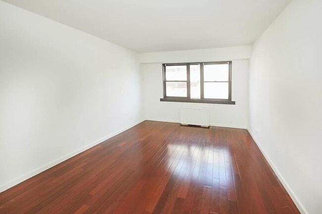 Building Photo - 225 W 15th St Rental