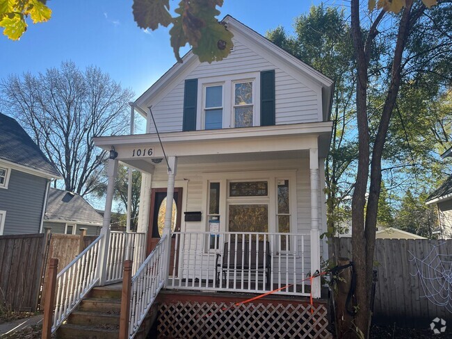 Building Photo - Two and half car garage in the West Sevent... Rental