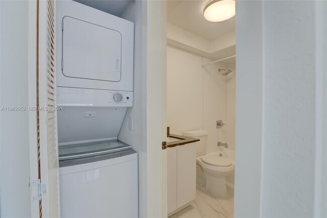 Photo - 2140 NE 56th St Unidad 2