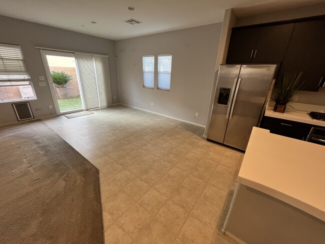 Área de comedor - 401 Ambitious St