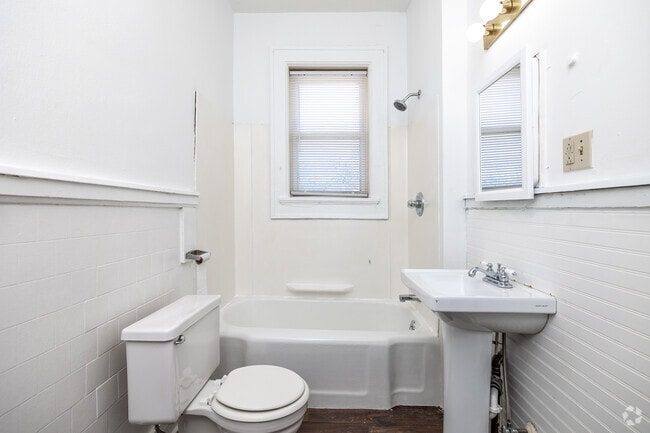 1BR, 1BA - 550-750 SF - Grand Manor - Bathroom