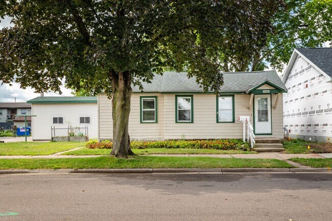 Southside single family home with garage - Southside single family home with garage