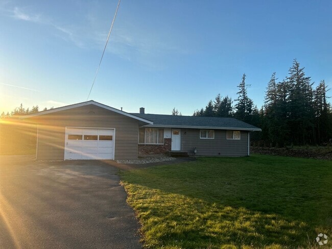 Building Photo - Rare 5-bedroom House with 1 Car Garage in ...