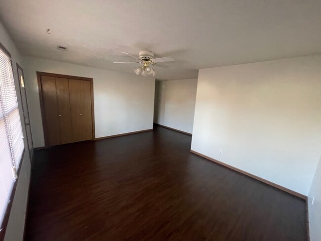 Sala de estar - 6604 Logan Ave