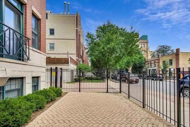 Photo - 1330 W Fletcher St