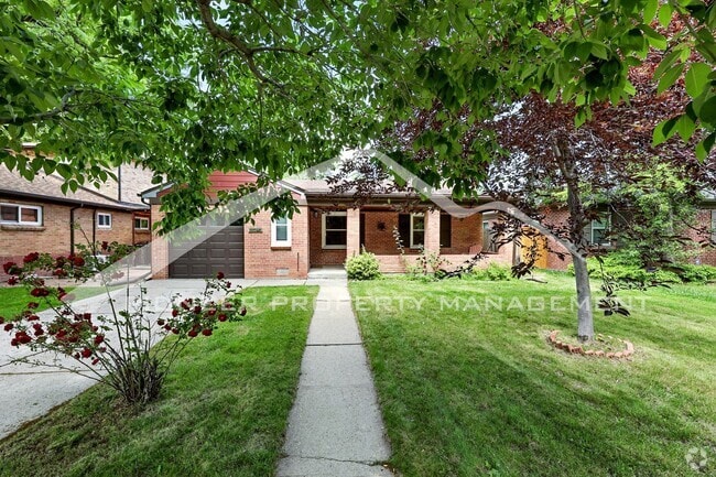 Building Photo - Charming Home with Washer/Dryer and Fenced...