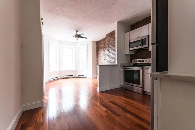 Building Photo - 320 Warren St