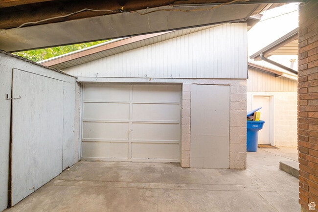 Photo - 561 Beverly Ave Unit Massive 1,562 Sq Ft Garag