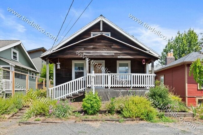 Building Photo - Pet FRIENDLY 4 bedroom 2 bathroom home loc...