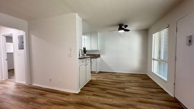 Photo - 20317 Saticoy St