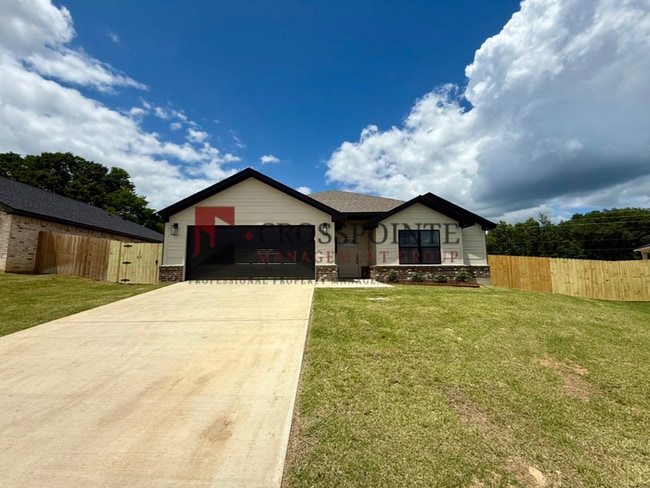Building Photo - Beautiful 3 Bedroom 2 Bathroom Home!