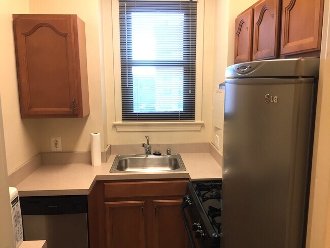 Window in Kitchen - 1010 25th St NW Unidad 609