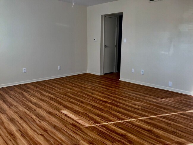 Photo - SPACIOUS TOWNHOME IN WILLOW TERRACE