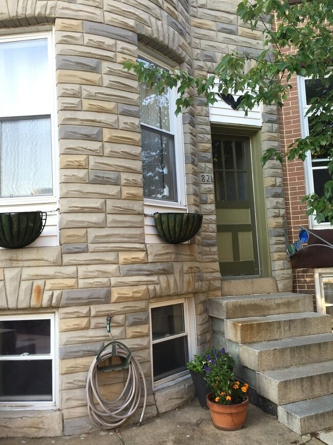 Building Photo - 3 bedroom row house located in desirable H...