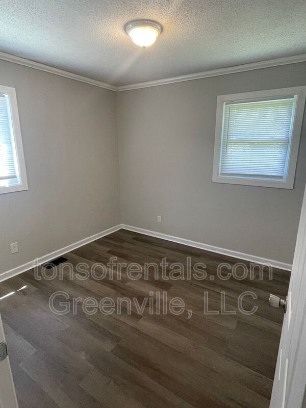 Photo - 695 Saxon Ave