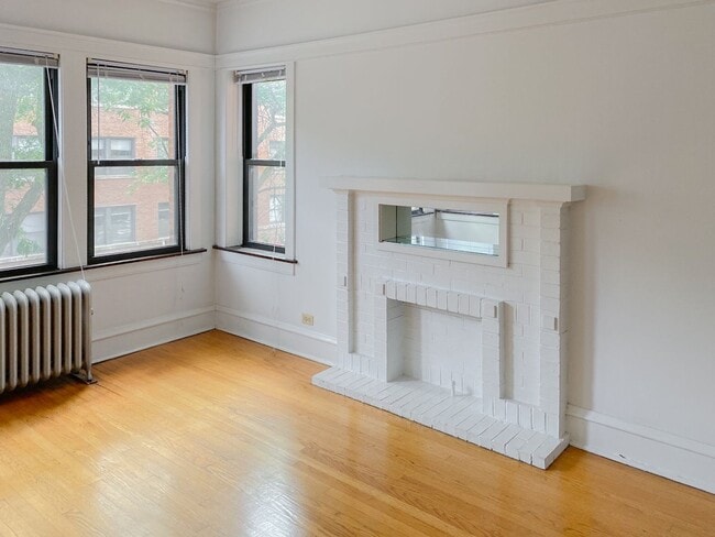 Building Photo - 1456 W Cornelia Ave Unit 2