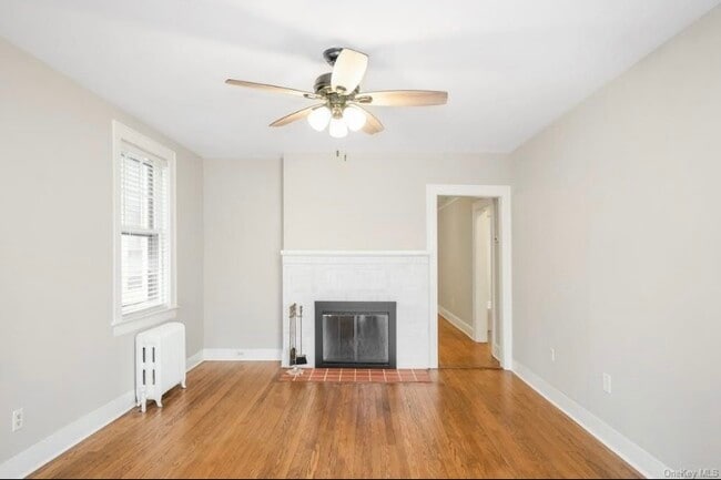 Living room with working wood fireplace - 49 New Broadway Unidad Apt 1