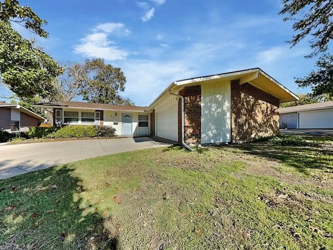 Building Photo - 926 N Waterview Dr